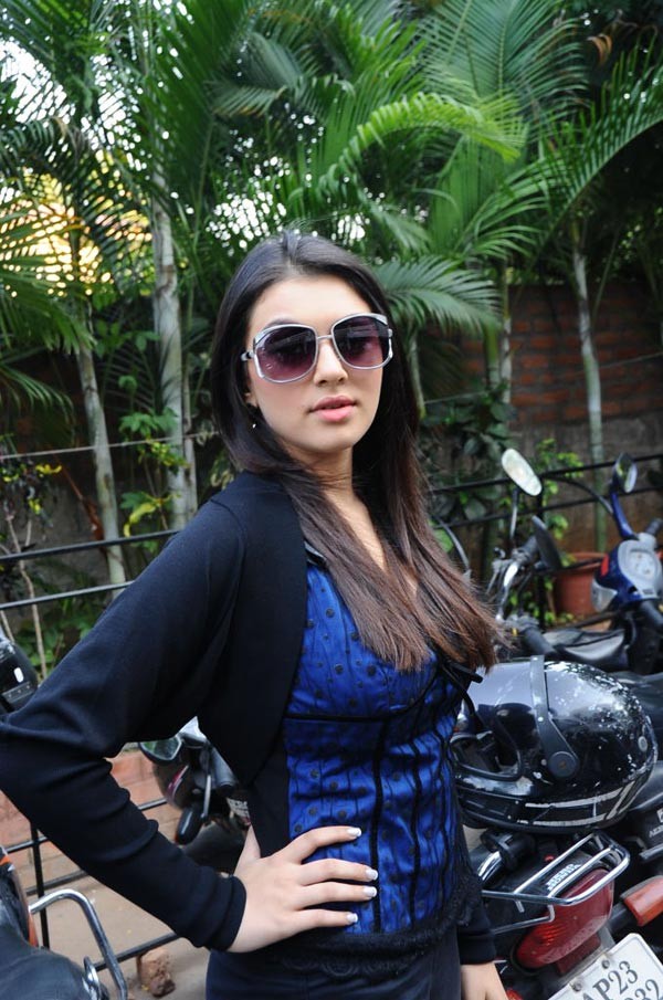 Hansika Photo Gallery - 3 / 71 photos